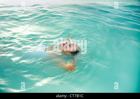 Entspannte Frau schweben im Ozean Stockfoto