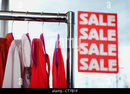 Blusen im Sale auf Kleiderstange Stockfoto