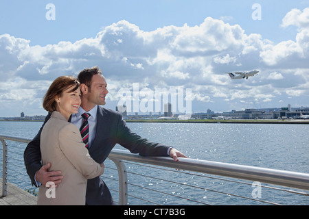 Mitte erwachsenes paar außerhalb Flughafen Stockfoto