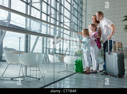 Familie im Flughafen mit Gepäck Stockfoto