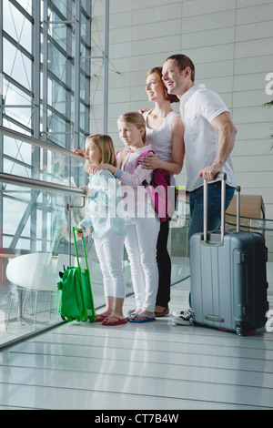 Familie im Flughafen mit Gepäck Stockfoto