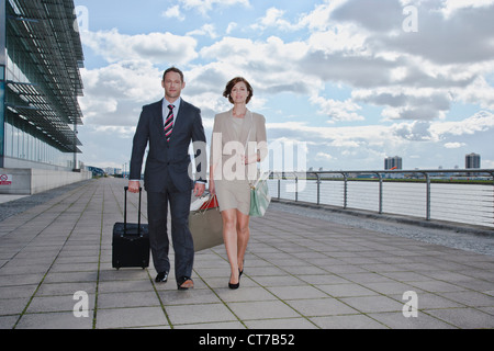 Mitte erwachsenes paar außerhalb Flughafen Stockfoto