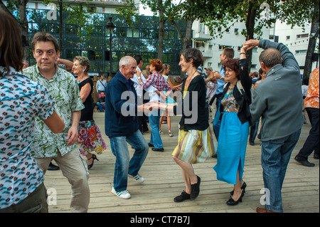 Paris, Frankreich, öffentliche Veranstaltungen, Paare Swing Dancing Rock'n'Roll auf der seine, Quai in Paris Plages. River seine plages, Gruppe von Senioren tanzen, Vintage Sommerferien, Seniorentreffen Stockfoto