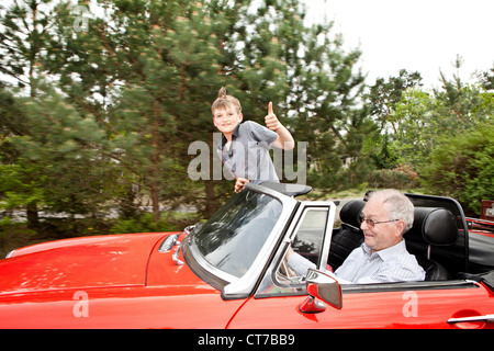 Großvater und Enkel, die Fahrt im Oldtimer Stockfoto