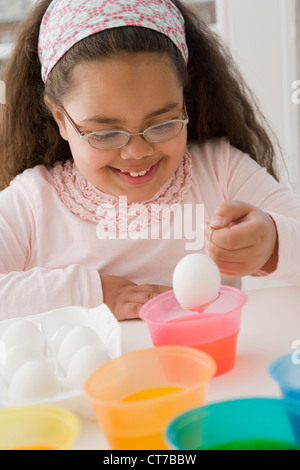 Mädchen Färbung ein Ei zu Ostern Stockfoto