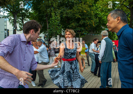 Paris, Frankreich, öffentliche Veranstaltungen, Paare, die Rock'n'Roll auf der seine tanzen, Quai in Paris Plages. Fluss seine plage, Swing Dance, Gruppe von Senioren treffen, Vintage Sommerferien Spaß Stockfoto