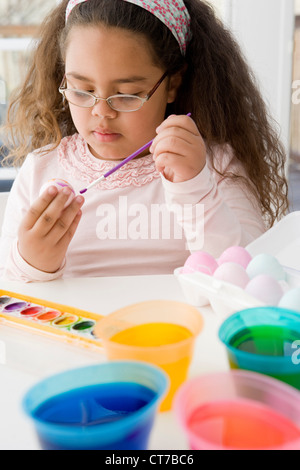 Mädchen malen ein Ei zu Ostern Stockfoto