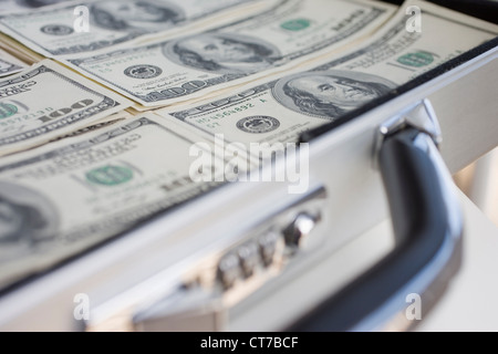 Aktentasche mit 100-Dollar-Banknoten Stockfoto