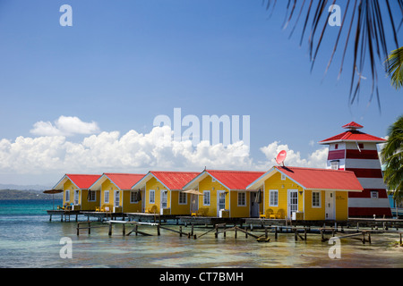 Gelbes Wasser Kabinen im Hotel El Faro del Colibri auf Isla Carenero, Archipel Bocas del Toro, Panama. Stockfoto