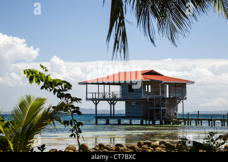 Wasser nach Hause auf Isla Carenero, Archipel Bocas del Toro, Panama. Stockfoto