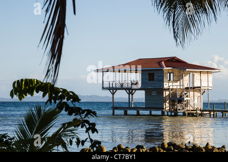 Wasser nach Hause auf Isla Carenero, Archipel Bocas del Toro, Panama. Stockfoto