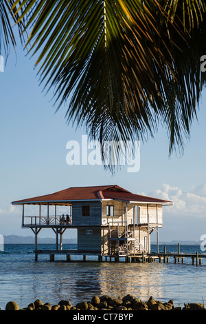 Wasser nach Hause auf Isla Carenero, Archipel Bocas del Toro, Panama. Stockfoto