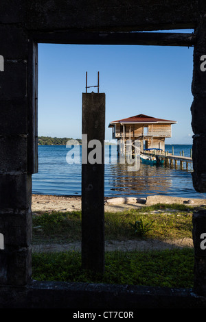 Wasser nach Hause umrahmt von unvollständigen Bau auf Isla Carenero, Archipel Bocas del Toro, Panama. Stockfoto