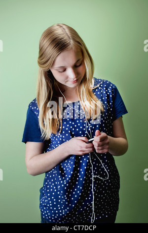 Teenager-Mädchen anhören von MP3-player Stockfoto