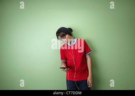 Junge, anhören von MP3-player Stockfoto