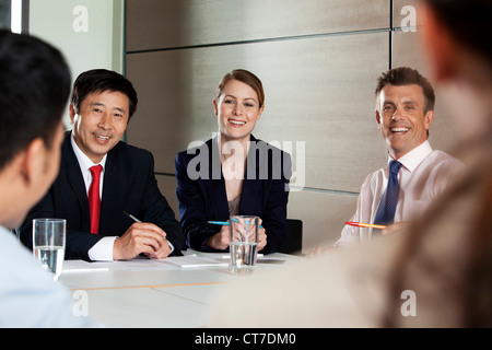 Gemischtrassig Geschäftsleute in treffen Stockfoto