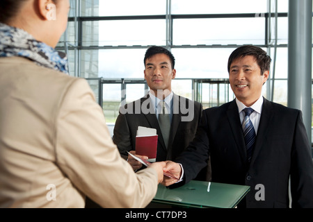 Geschäftsleute, die Check-in am Flughafen Stockfoto