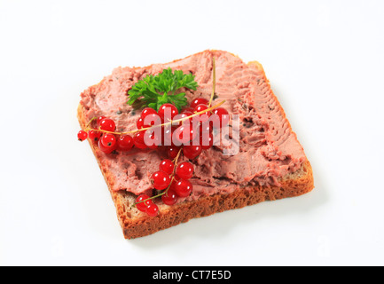 Scheibe Brot und Leber Pastete Stockfoto