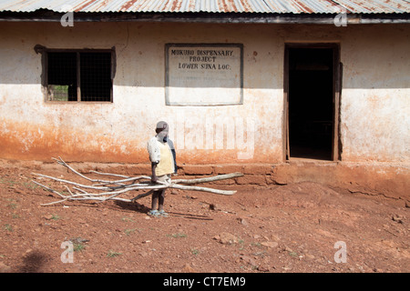 Ein afrikanischer junge schleppt Brennholz Makuru bergab, in der Nähe von Migori im westlichen Kenia, Afrika. Stockfoto