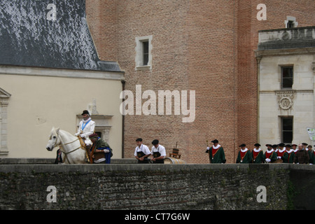 Mitglieder des Ordens Viguerie Royale de Jurancon verlassen das Schloss und folgen Heinrich IV. auf seinem Pferd, Pau Stockfoto