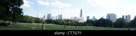 Sonnenanbeter entspannen Sie in den Central Park Sheep Meadow in New York auf Sonntag, 8. Juli 2012. (© Frances M. Roberts) Stockfoto