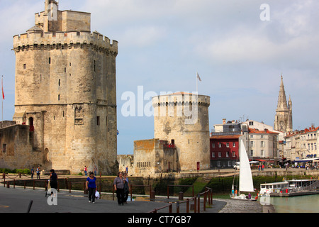 Frankreich, Poitou-Charentes, La Rochelle, Vieux Port, Türme, Stockfoto