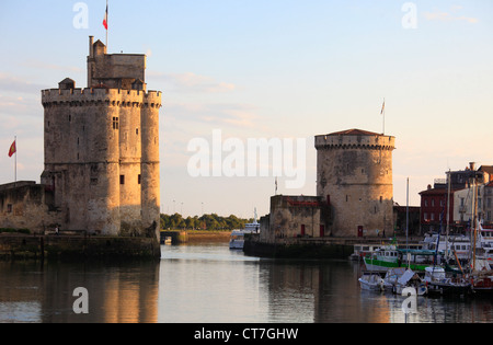 Frankreich, Poitou-Charentes, La Rochelle, Vieux Port, Türme, Stockfoto