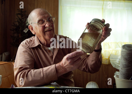 Max Chilson, 80, wohnt im selben Haus, die, das er in Französisch Asyl, nördlichen Pennsylvania geboren wurde. Sein Wasser war verschmutzt. Stockfoto