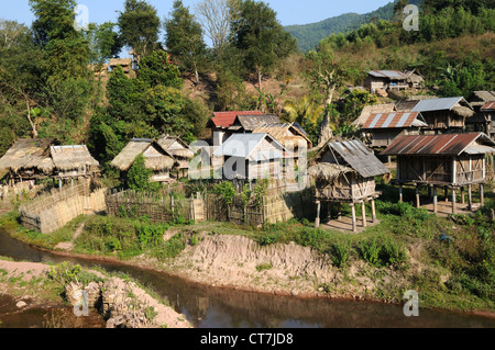Reis-Lagerung-Hütten über den Fluss von Ban Chaluensouk Khmu Dorf Nordlaos Stockfoto