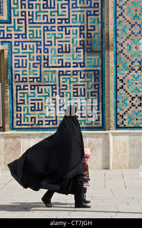Muslimische Frau tragen traditionelle Schwarz Hijab zu Fuß mit ihrem Kind in Qazvin, Iran Stockfoto