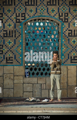 Erwachsenen muslimischen Mann, der betet in Al Nabi Mosque, Qazvin, Iran Stockfoto