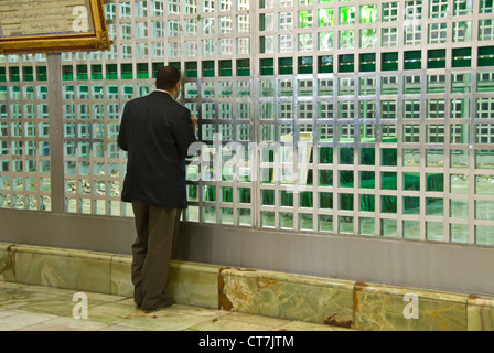 Pilger beten vor dem Ayatollah Khomeini Mausoleum in Teheran, Iran Stockfoto