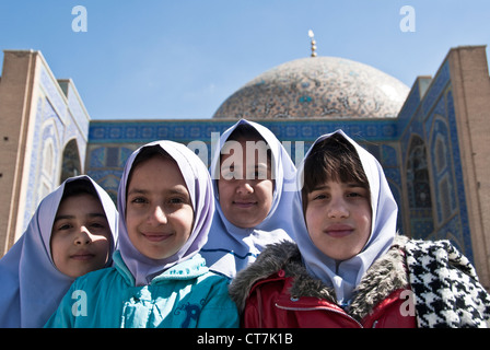 Gruppe von jungen muslimischen Mädchen tragen Hijab, Isfahan, Iran Stockfoto