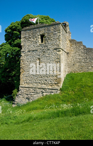 Ruinen bleibt Ruine von Pickering Castle im Sommer North Yorkshire England GB Vereinigtes Königreich GB Großbritannien Stockfoto