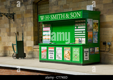 Old W H WH Smith Zeitungsstand auf Plattform Pickering Railway Station North Yorkshire England Vereinigtes Königreich GB Großbritannien Stockfoto