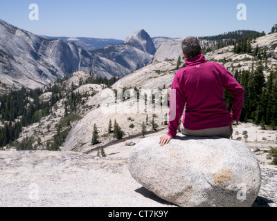 Blick vom Olmsted Point in Tuolumne Meadows Teil des Yosemite National Park. Halbe Kuppel im Hintergrund Stockfoto