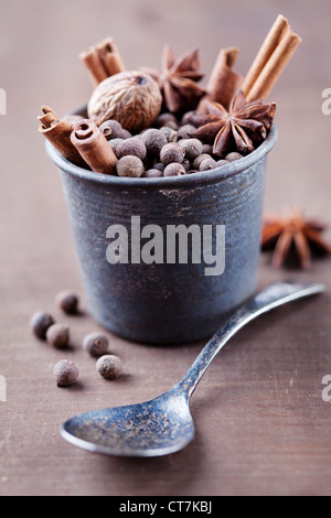 rustikales Ambiente mit getrockneten Gewürzen Stockfoto