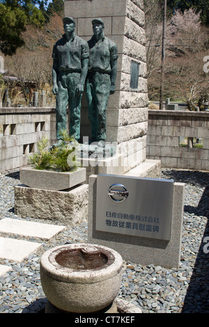 Nissan-Denkmal auf dem Friedhof Okunoin Tempel Berg Koya, Koyasan, Wakayama Präfektur, Japan. Stockfoto