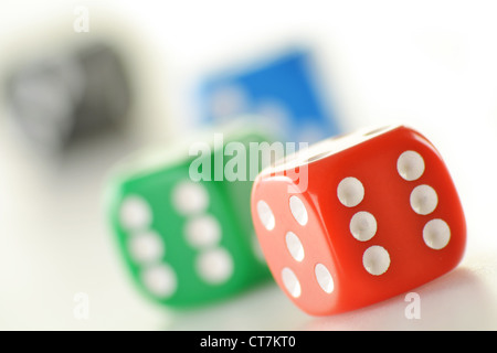 Komposition mit vier bunten Würfel isoliert auf weiss Stockfoto