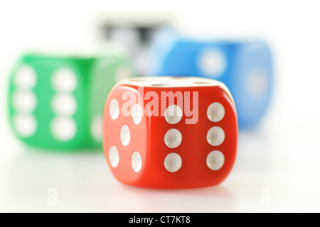 Komposition mit vier bunten Würfel isoliert auf weiss Stockfoto