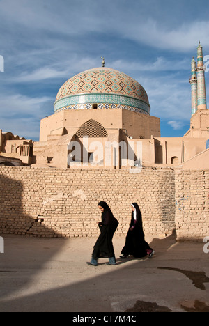 Kinder tragen Hijab zu Fuß vor der Jameh Moschee von Yazd, Iran Stockfoto