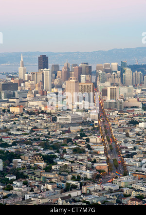 Abenddämmerung Blick über San Francisco vom Gipfel von Twin Peaks in Kalifornien, USA. Die breite Allee auf der rechten Seite ist die Market Street. Stockfoto