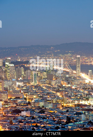 Abenddämmerung Blick über San Francisco und Oakland Bay Bridge aus dem Gipfel von Twin Peaks in Kalifornien, USA. Stockfoto