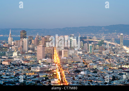 Abenddämmerung Blick über San Francisco vom Gipfel von Twin Peaks in Kalifornien, USA. Stockfoto