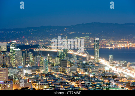 Abenddämmerung Blick über San Francisco und Oakland Bay Bridge aus dem Gipfel von Twin Peaks in Kalifornien, USA. Stockfoto