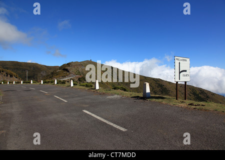 Straße bei Paul da Serra, Madeira, Portugal, Europa. Foto: Willy Matheisl Stockfoto