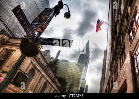 Chrysler Gebäude auf der Ostseite von Manhattan in der Turtle Bay Area mit Straßenschild 42nd Street und Vanderbilt Avenue Stockfoto