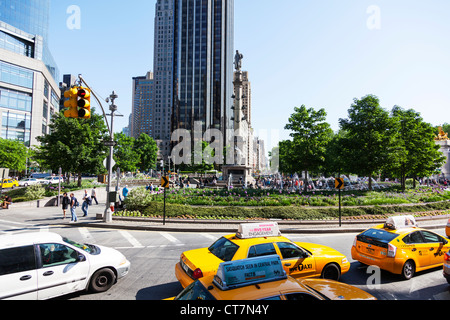 Columbus Circle, New York City, Manhattan tagsüber gelben Taxis zu navigieren, um Stockfoto