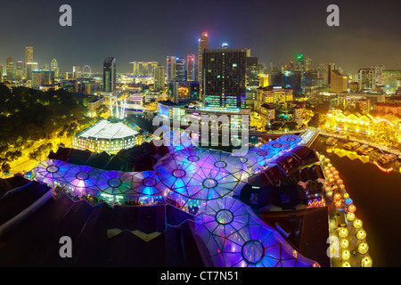 South East Asia, Singapur, erhöhten Blick auf die Unterhaltung Bezirk von Clarke Quay, der Singapore River und die Skyline der Stadt Stockfoto