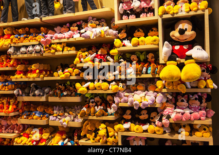 Legendäre Disney-Figuren Micky Maus, goofy, Teddybären Minny, auf den Regalen in Disney speichern in Manhattan, New York City Stockfoto